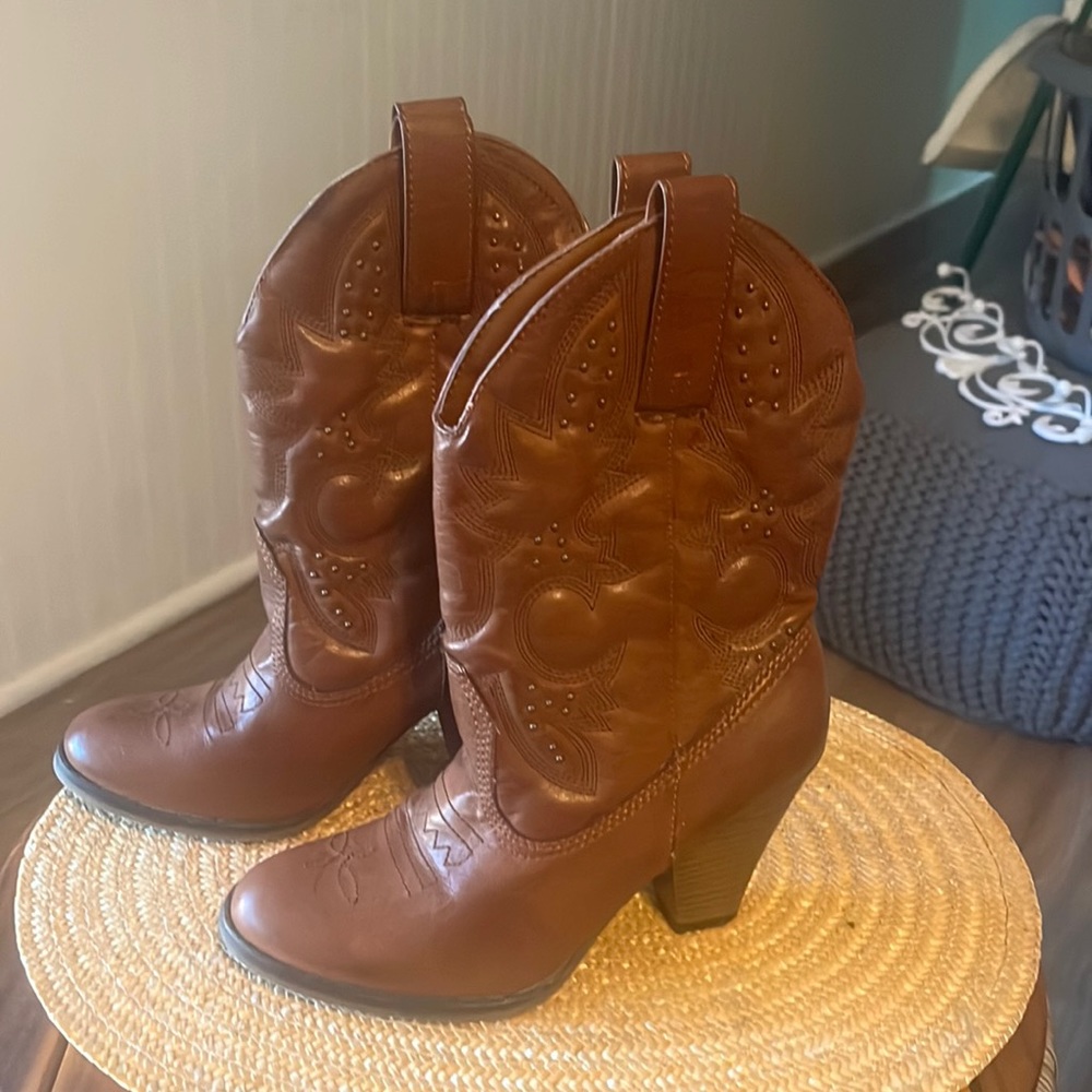 Cute heeled boots!